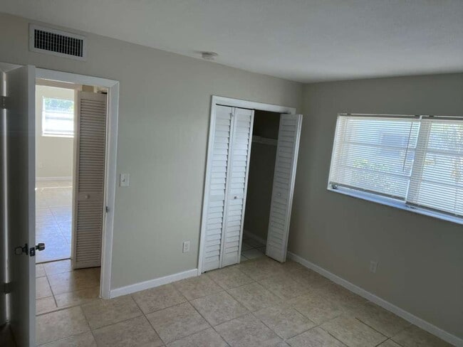 Building Photo - 15225 NE 6th Ave