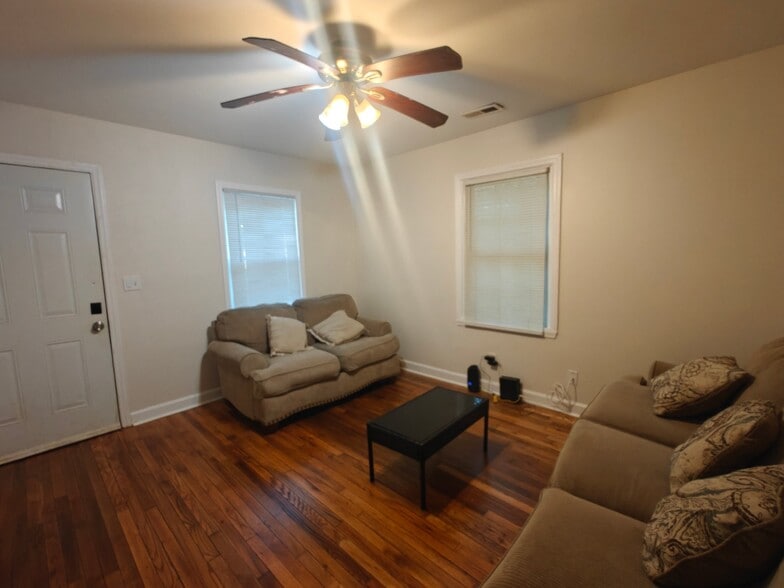 Building Photo - 2217 Custer St