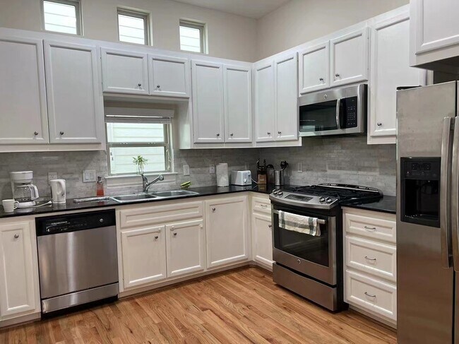 Building Photo - 2710 Hullsmith Dr