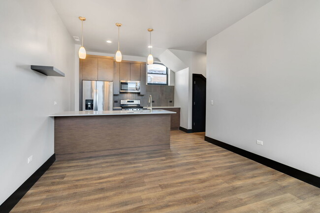 Building Photo - 6 E Downer Pl