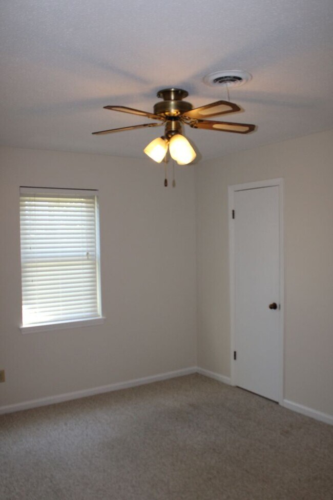 Building Photo - 3 Bedroom 2 Bath W/ Garage Hephzibah!