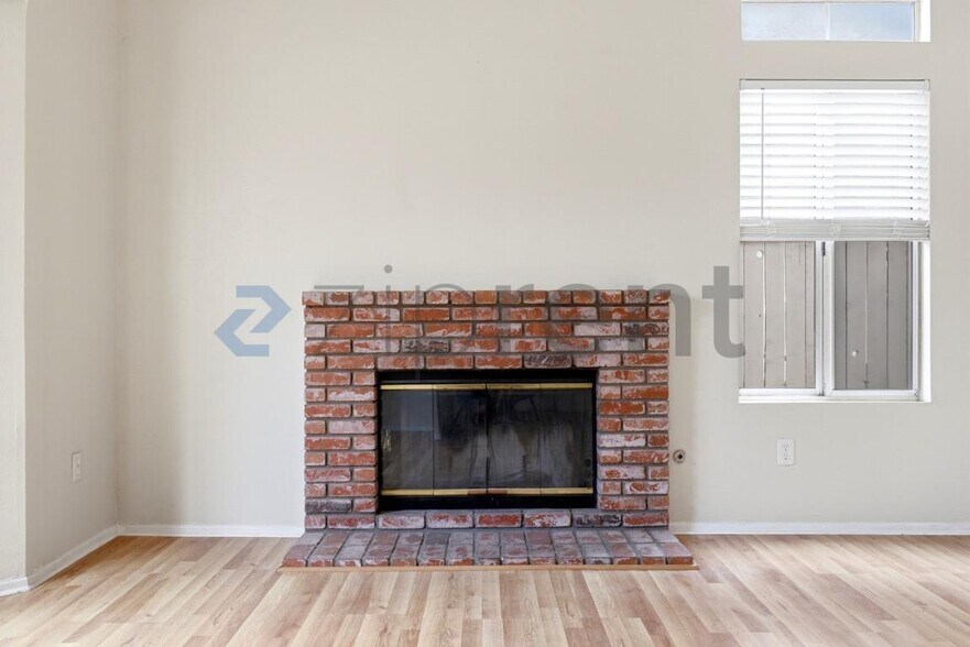 Building Photo - Unit
