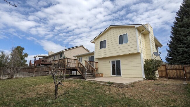 Building Photo - COZY TRI-LEVEL 3 BED/1.5 BATH WITH WOODBUR...