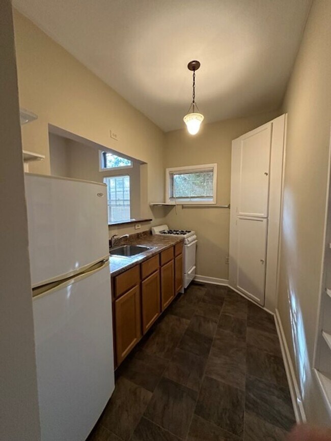 Building Photo - 1 & 2 Bedrooms-Brady St - Heat & Electricity Included