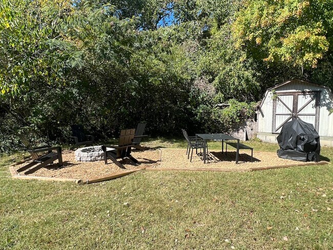 Building Photo - 8429 Daisy Dallas Rd