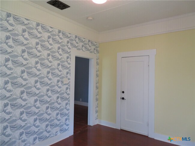 Building Photo - 610 E Krezdorn St