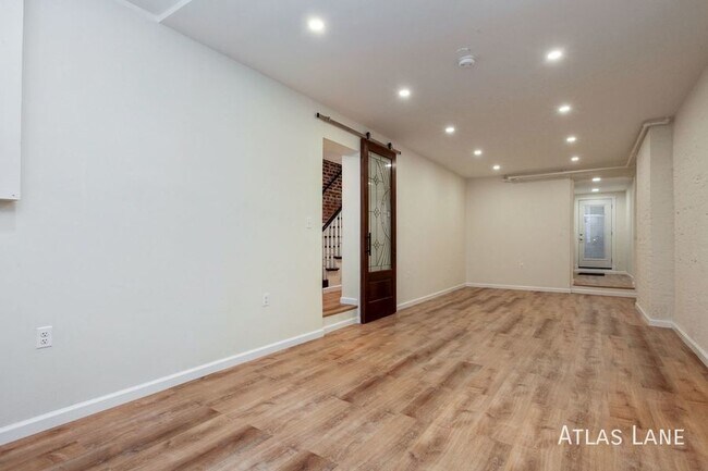 Building Photo - Professionally Managed & Recently Renovate...