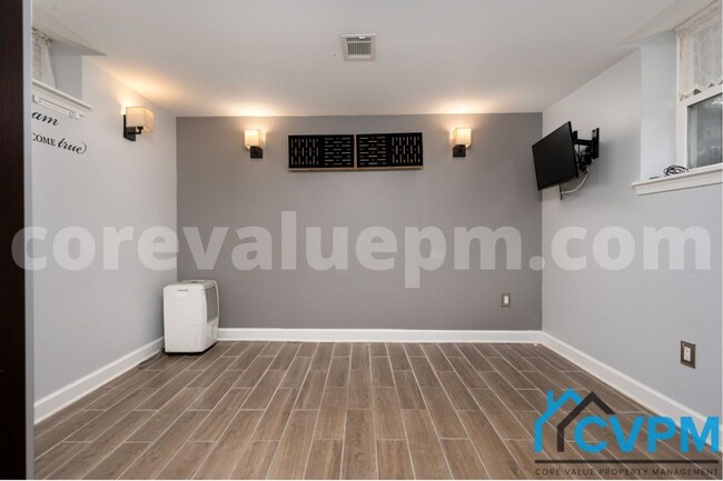 Building Photo - 7425 Hickory Ln