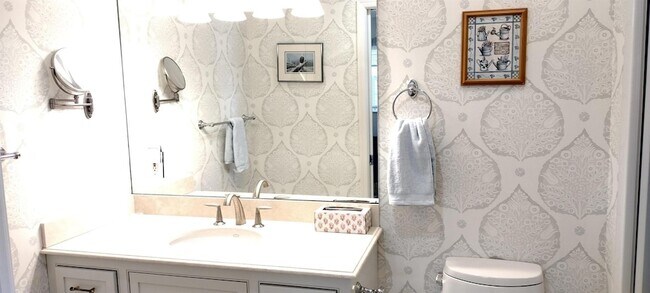 Building Photo - 9583 SE Little Club Way S