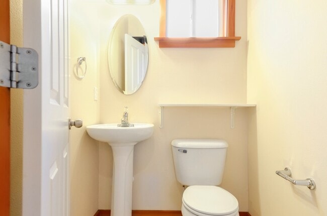 Building Photo - Updated Townhouse Near Fauntleroy Park with Private Suites and Parking