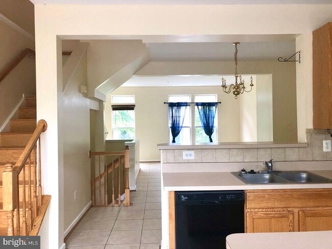 Building Photo - 614 Eisenhower Dr