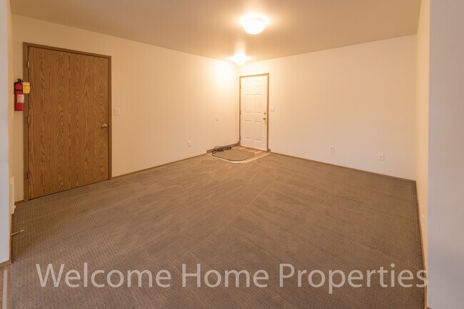 Building Photo - Great 2 bedroom apartment with all-new carpet