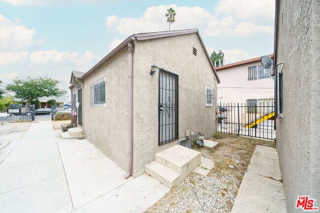 Building Photo - 640 W 81st St