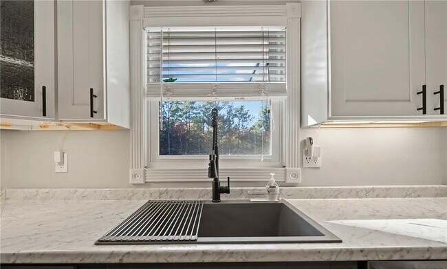 Building Photo - 2529 Sycamore St