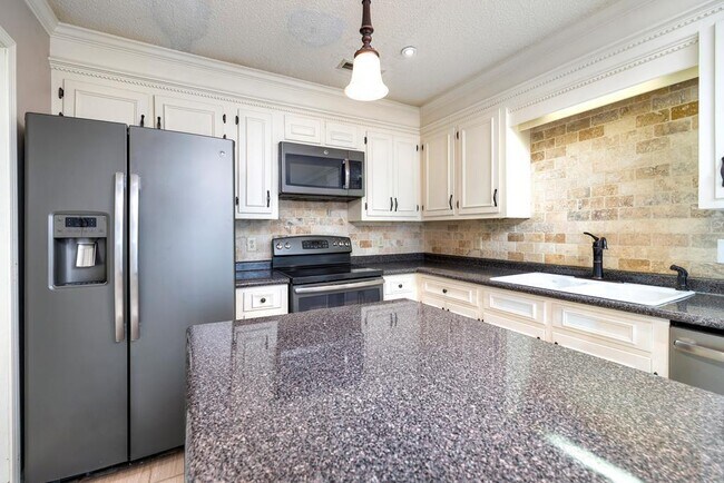 Building Photo - 921 Arnaud St