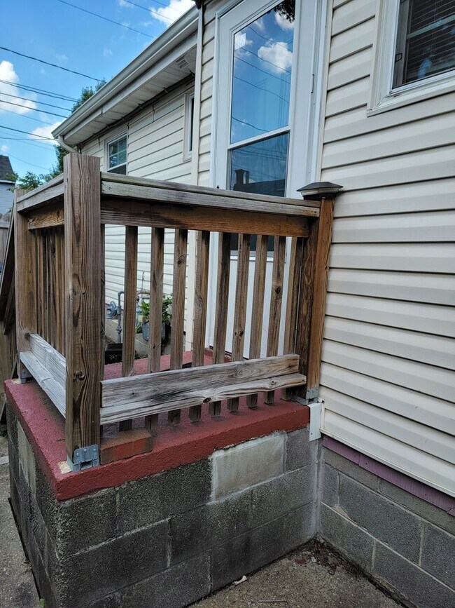 Building Photo - Front half of duplex, 2 bedroom 1 bath