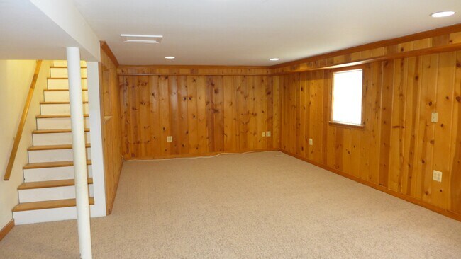 Building Photo - 93 Great Lake Dr