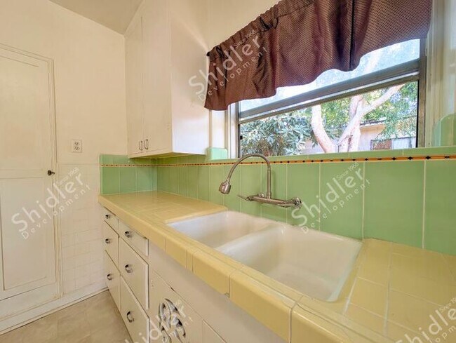 Building Photo - 2 Bedroom 1 Bath and 2 Massive Yard in North San Bernardino