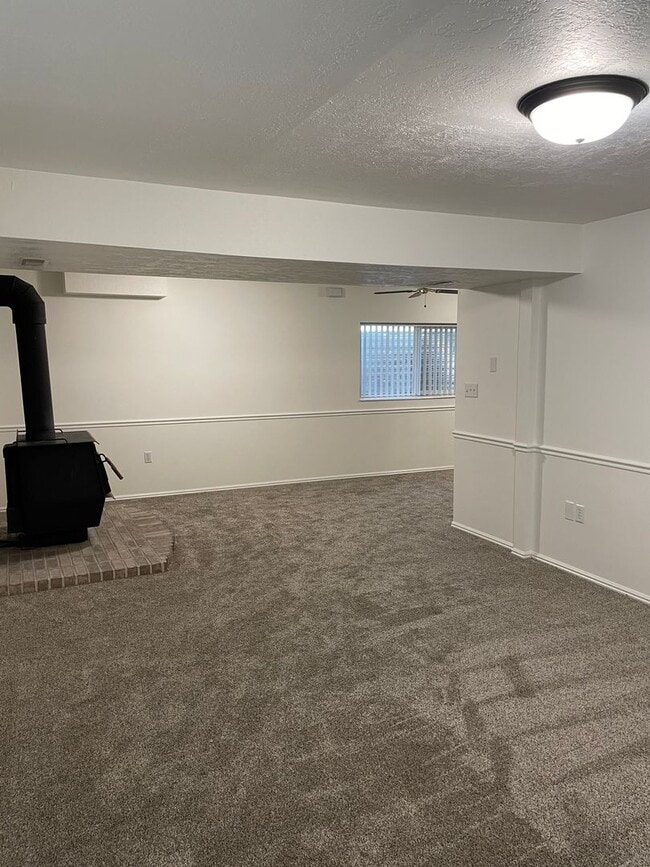 Building Photo - Desirable Kaysville Area/ 5 Bedroom Home