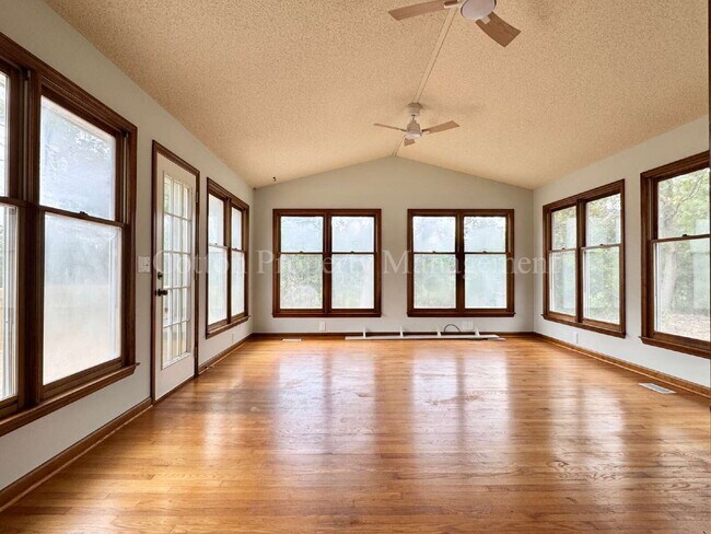Building Photo - 307 Abbey Ln