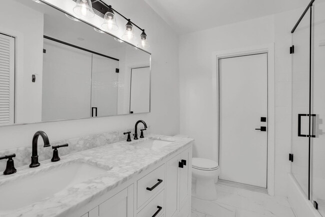 Building Photo - 905 Sunset Rd