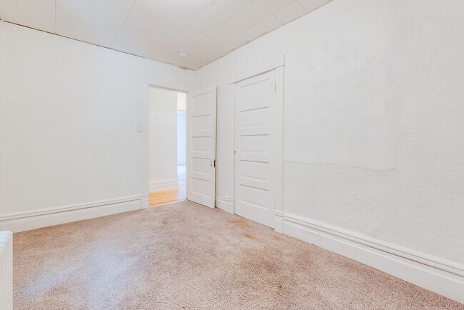 Building Photo - 406 Kingsboro St