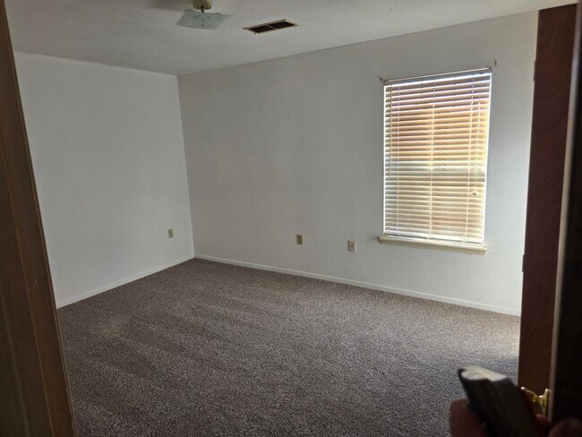 Building Photo - 2433 E 21st St