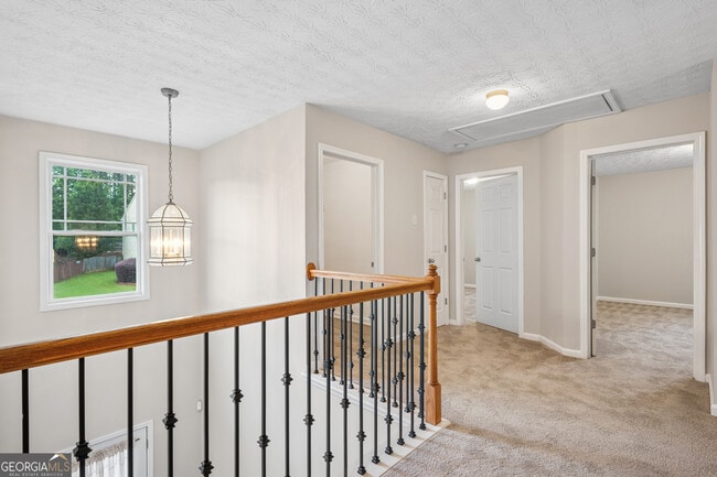 Building Photo - 2040 Village Green Dr