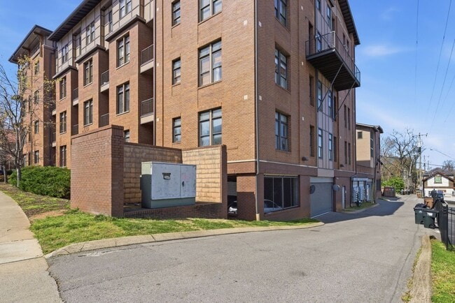 Building Photo - 1706 18th Ave S
