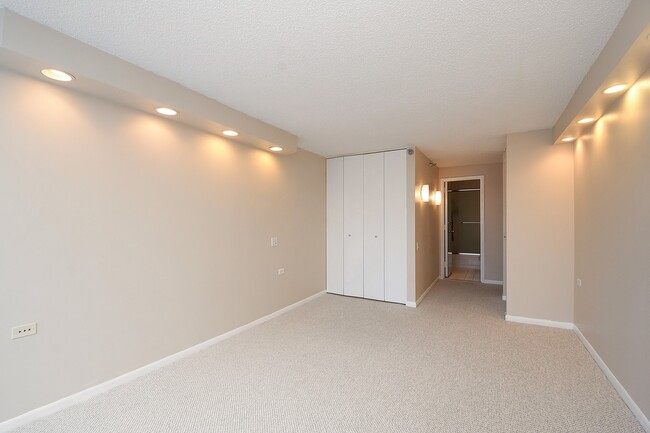 Building Photo - 1122 N Clark St