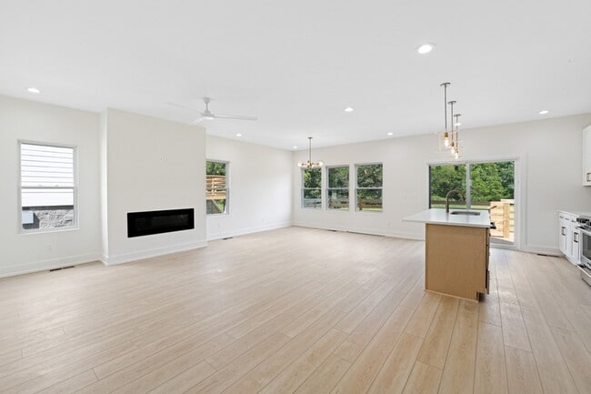 Building Photo - 1008 Fontaine Dr