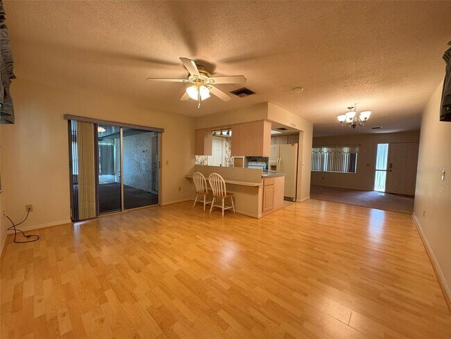 Building Photo - 1050 Bloomfield Dr