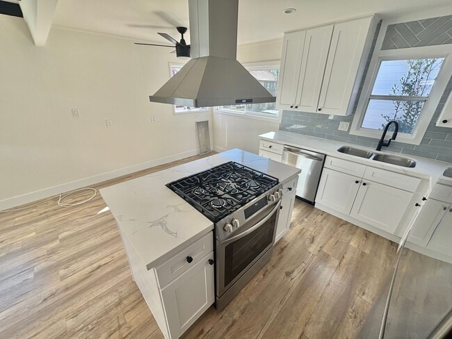 Building Photo - Fully Renovated 2bd/1ba! Just a block from...