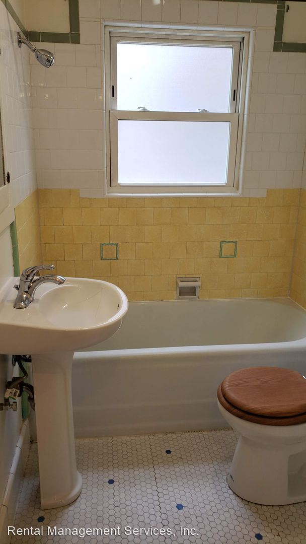 Building Photo - 3087 SE Ankeny St