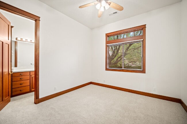 Building Photo - "Spacious 4-Bedroom, 4.5 Bathroom 4792 sq. ft. Retreat with Scenic Views and Cozy Fireplace in St...