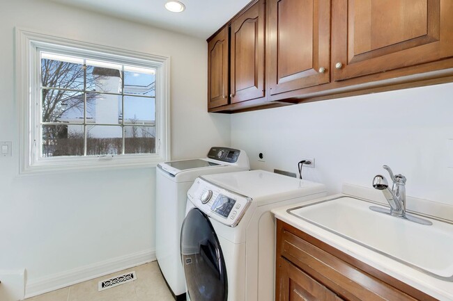 Building Photo - 931 Coventry Dr