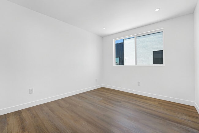 Building Photo - 356 1/2 N Chicago St