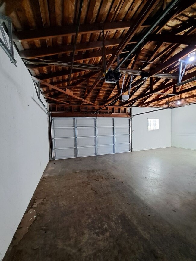 Building Photo - Beautiful 6-Bedroom Home with Pool & Outdo...