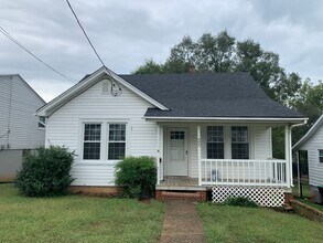 Building Photo - One Level House with Back Deck