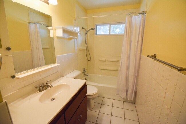 Building Photo - 3 Bedroom 1.5 Bath Available For Rent In Country Club Manor