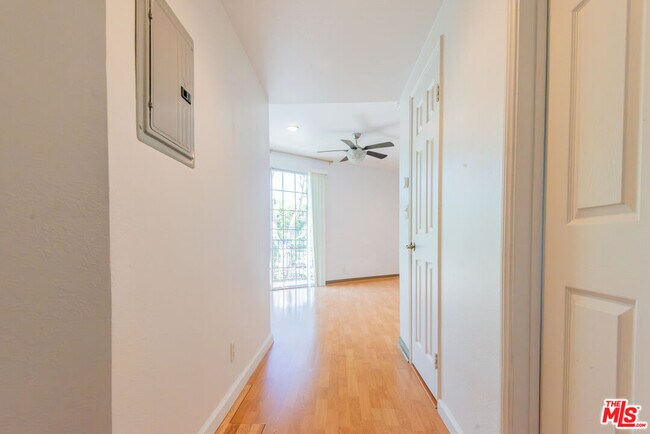 Building Photo - 458 N Oakhurst Dr
