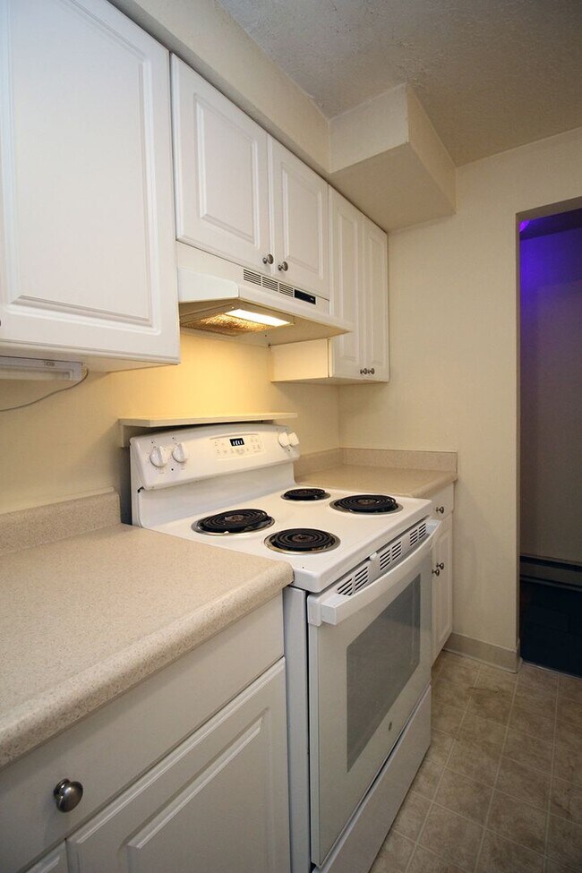 Building Photo - Cute and Ideal 3 Bedroom Ranch Style House...