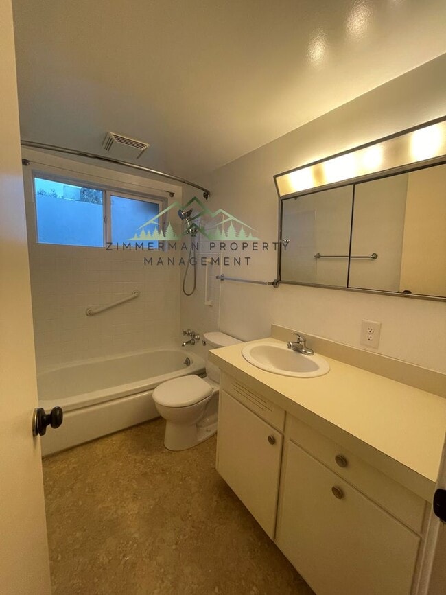 Building Photo - Quiet Friendly Street Neighborhood 3bd/1ba House