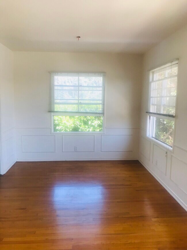 Dining area adjacent to kitchen - 748 18th St