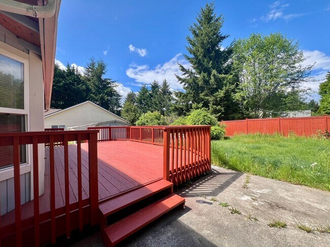 Building Photo - Spacious 4 BD + Den