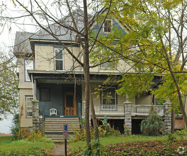 Primary Photo - 1318 Maple Ave