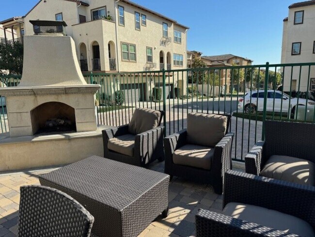 Building Photo - Stunning 2 bed 2.5 bath Solar Powered Town...