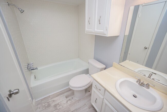 Building Photo - 2515 Oak Hill Dr