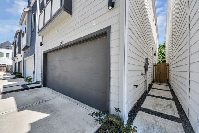 Building Photo - 318 Neyland St