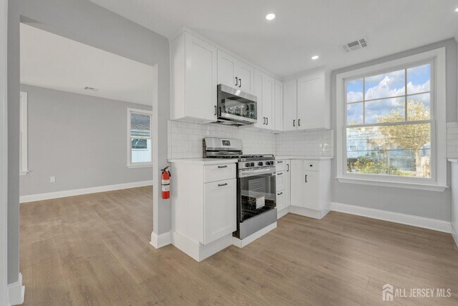 Building Photo - 15 N Main St